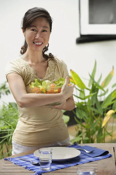 Mulher segurando tigela de salada — Fotografia de Stock