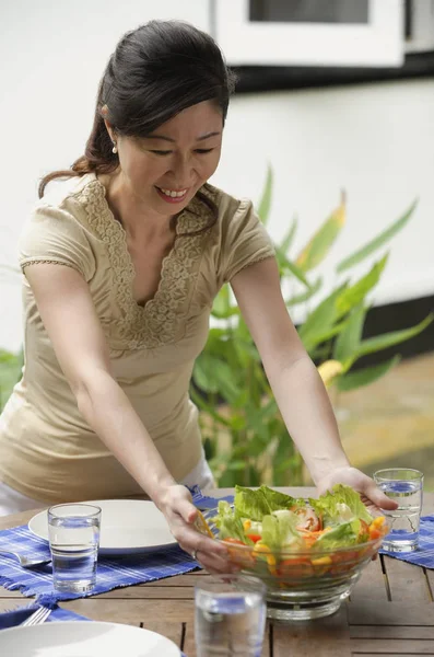 Femeie care deține castron de salată — Fotografie, imagine de stoc