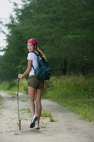 Femme sur le sentier de randonnée — Photo