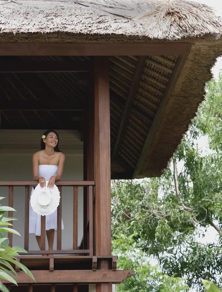 Mujer en vestido blanco en balcón — Foto de Stock