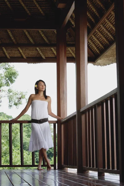 Mujer en vestido blanco en balcón — Foto de Stock