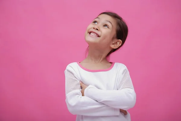 Menina com braços cruzados — Fotografia de Stock