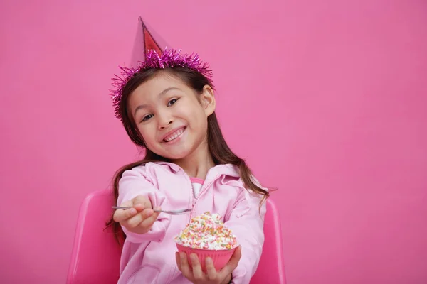 Chica con sombrero de fiesta celebración de pastel — Foto de Stock