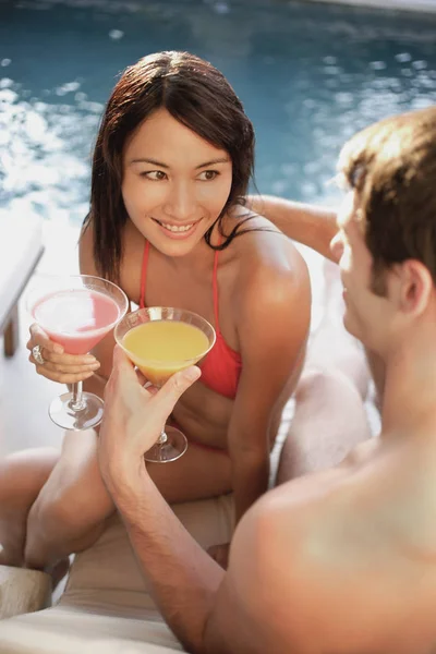 Casal por piscina — Fotografia de Stock