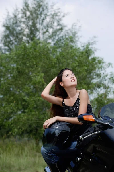 Jovem mulher em moto — Fotografia de Stock