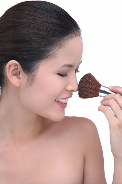 Wanita menggunakan make-up brush — Stok Foto