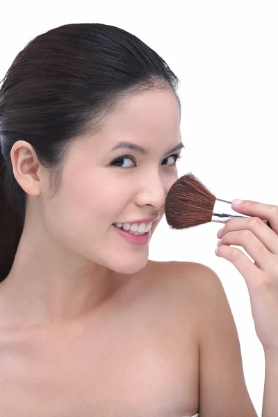 Wanita menggunakan make-up brush — Stok Foto