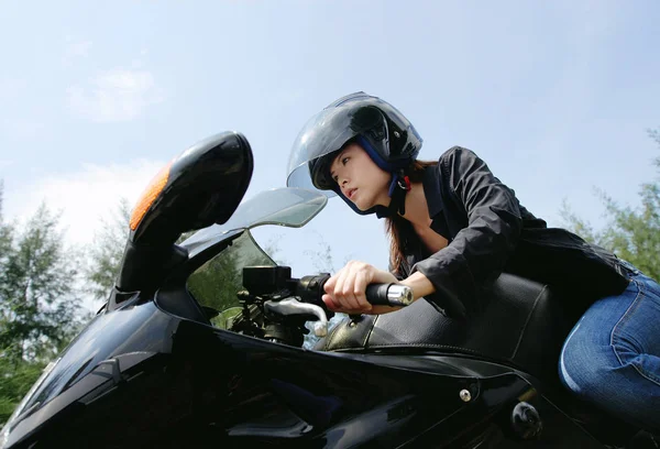 Młoda kobieta jazdy motocyklem — Zdjęcie stockowe