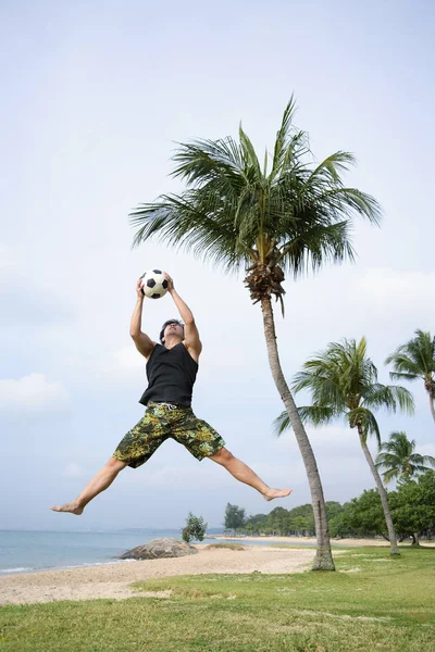 Mann hält Fußball in der Hand — Stockfoto