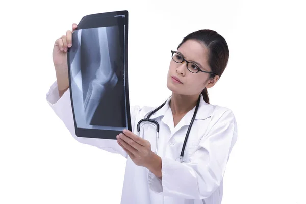 Доктор, изучающий рентген — стоковое фото