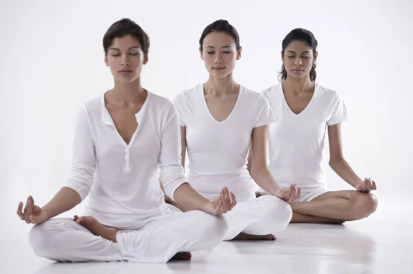 Mujeres haciendo yoga — Foto de Stock