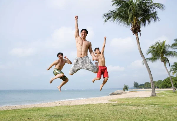 Männer springen in die Luft — Stockfoto