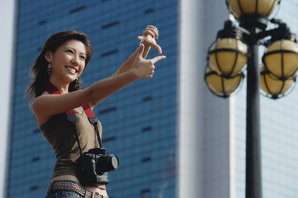 Woman holding camera — Stock Photo, Image