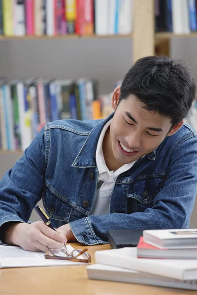 Hombre joven estudiando — Foto de Stock