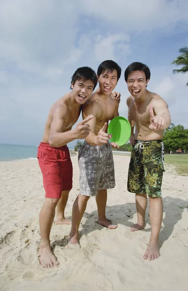 Trois hommes sur la plage — Photo