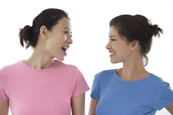 Twee vrouwen glimlachen — Stockfoto