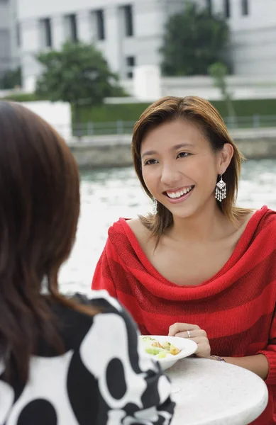 Women at sidewalk cafe — Stock Photo, Image