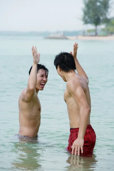 Zwei Männer, die im Meer stehen — Stockfoto