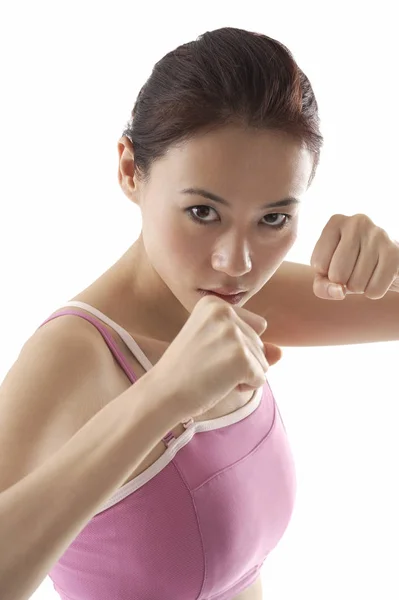 Mujer de pie en posición de lucha — Foto de Stock