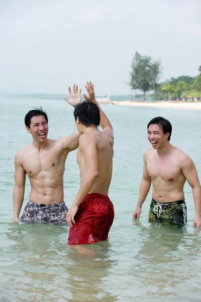 Άνδρες στέκεται στη θάλασσα — Φωτογραφία Αρχείου