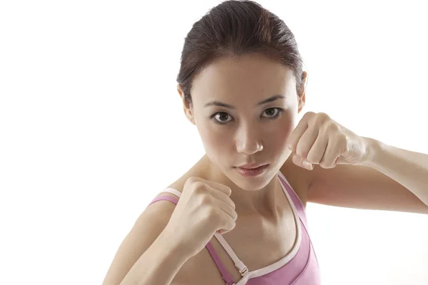 Mujer de pie en posición de lucha — Foto de Stock