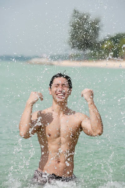 Hombre de pie en el mar —  Fotos de Stock