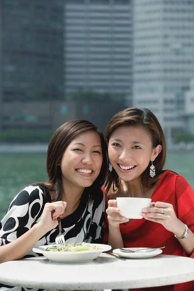 Dos mujeres almorzando — Foto de Stock