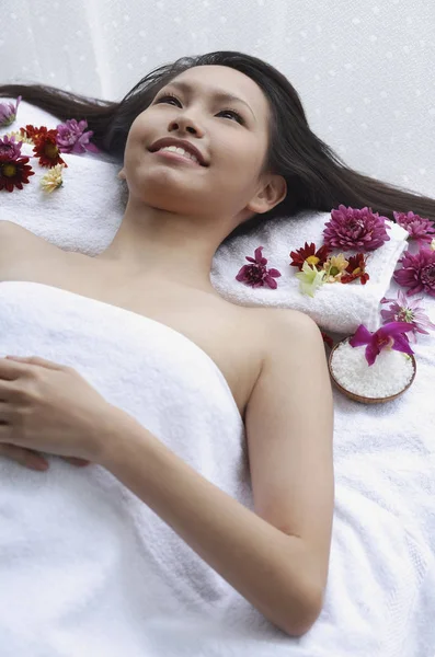 Vrouw liggend op een massagetafel — Stockfoto