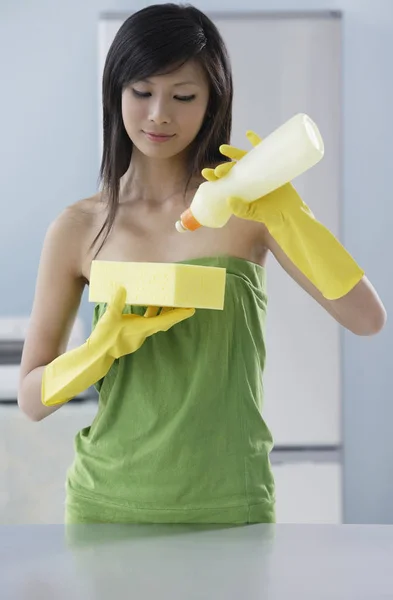 Kvinna i köket, rengöring — Stockfoto