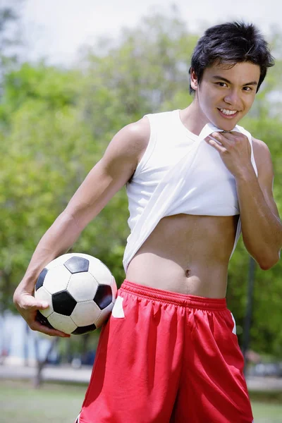 Чоловік тримає футбольний м'яч — стокове фото