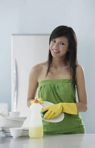 Женская мойка посуды — стоковое фото
