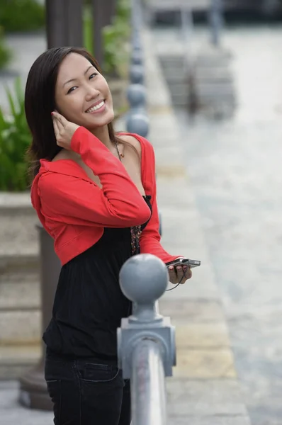 Mujer escuchando reproductor de MP3 — Foto de Stock