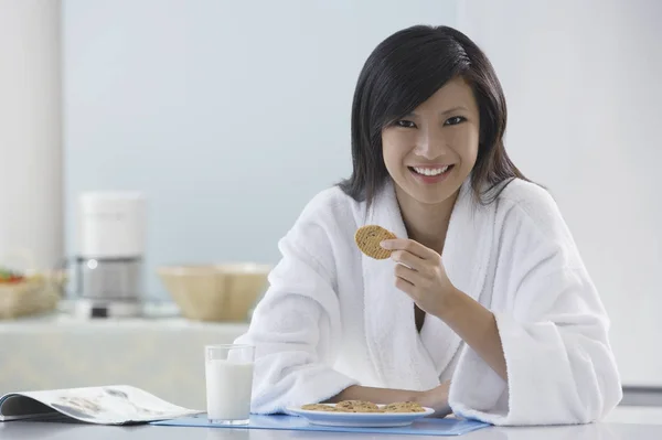 Woman in kitchen wearing bathrobe — Stock Photo, Image