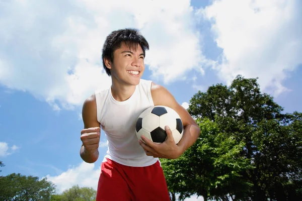 Άντρας που κρατάει μπάλα ποδοσφαίρου — Φωτογραφία Αρχείου