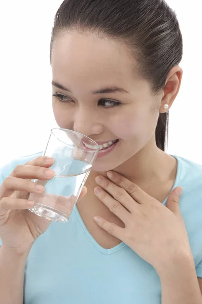 Wanita minum air — Stok Foto