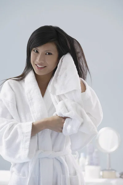 Mulher usando roupão de banho — Fotografia de Stock