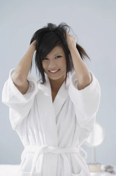Wanita mengenakan jubah mandi — Stok Foto