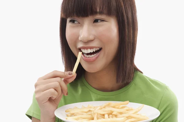 Frau isst Pommes — Stockfoto