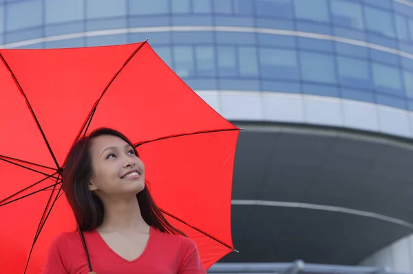 Mulher com guarda-chuva vermelho — Fotografia de Stock