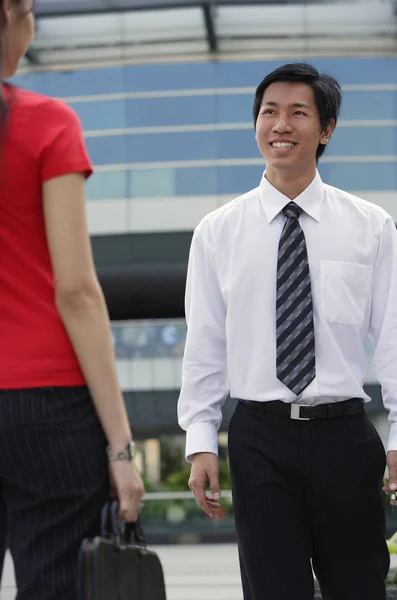 Homme exécutif souriant à la femme — Photo