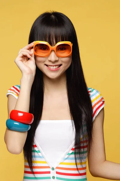 Молодая женщина в больших солнечных очках — стоковое фото
