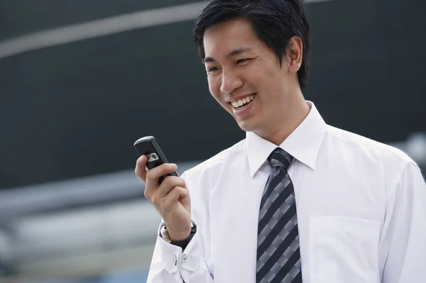 Empresário olhando para o telefone móvel — Fotografia de Stock