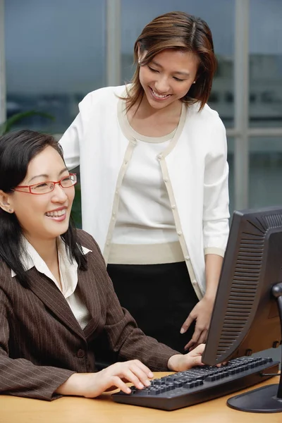 Businesswomen having a discussion — Stock Photo, Image