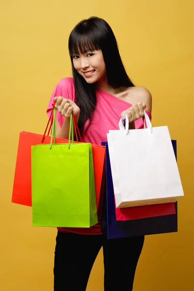 Femme tenant des sacs à provisions — Photo