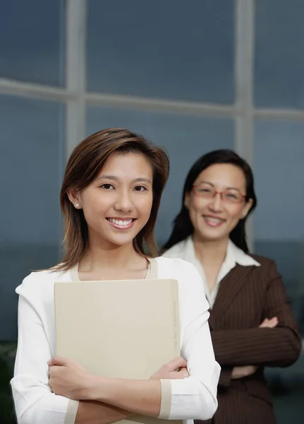 Geschäftsfrauen lächeln in die Kamera — Stockfoto