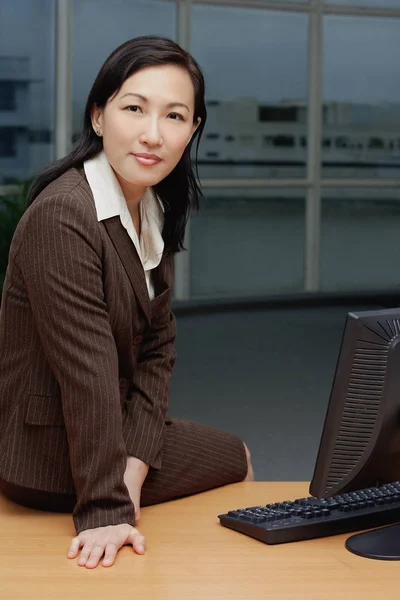 Geschäftsfrau sitzt am Tisch — Stockfoto