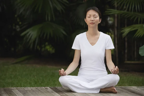 Vrouw die yoga beoefent — Stockfoto