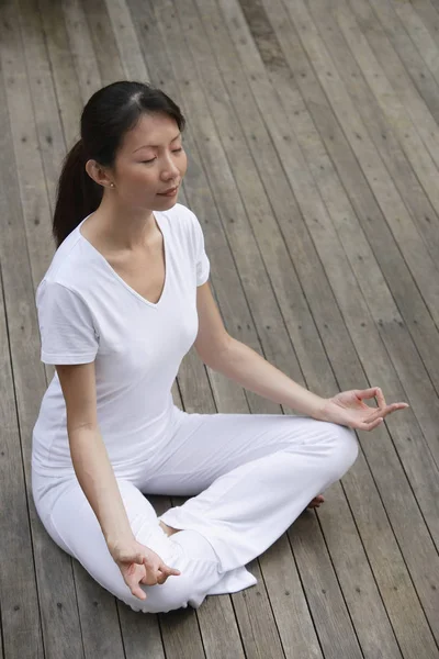 Woman practicing yoga — Stock Photo, Image