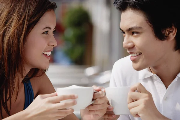 Пара в кафе пьют кофе — стоковое фото