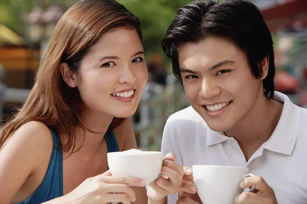 Par i café med kaffe — Stockfoto